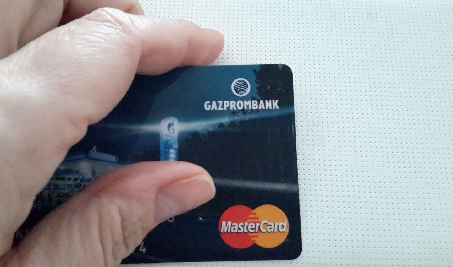 Как снять деньги с карты Газпромбанка без комиссии